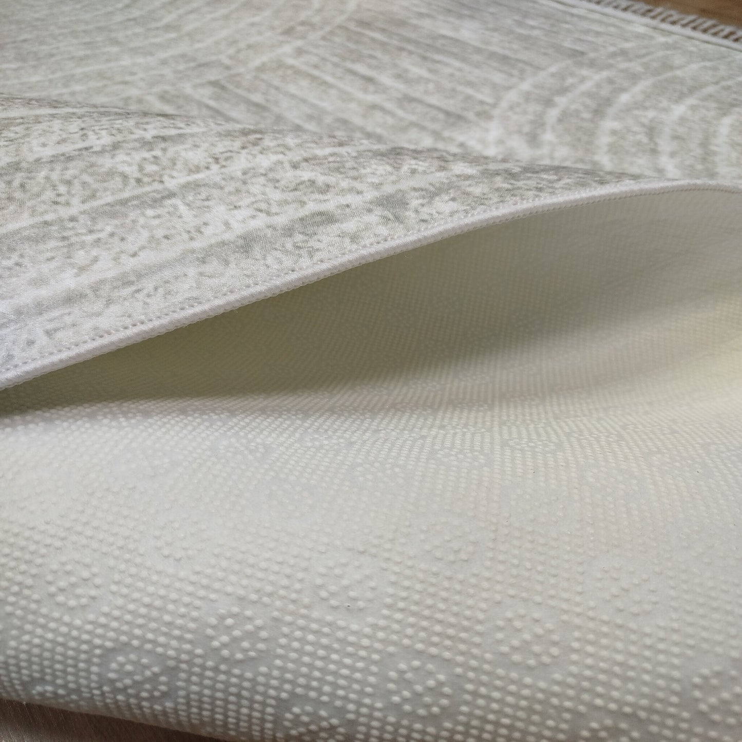 Kremowy dywan 160×200 cm – Antypoślizgowy, podkład z gąbki 3,5 mm