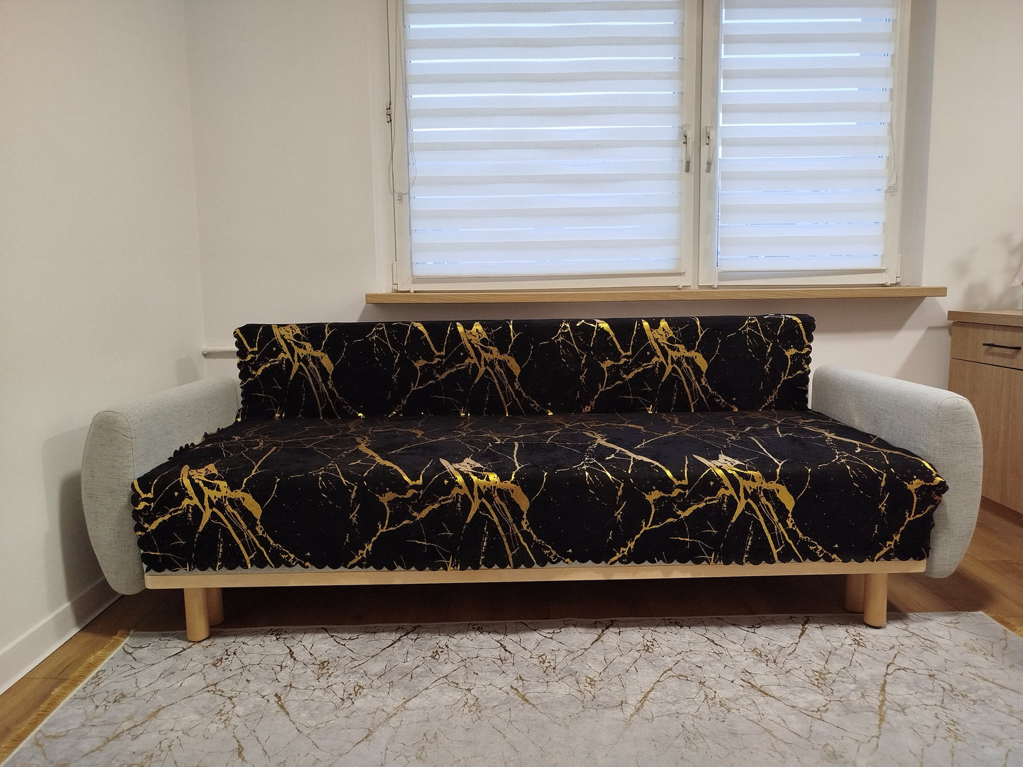 Narzuta na sofę 170x220 cm- kolor czarno-złoty, bawełniany i antypoślizgowy