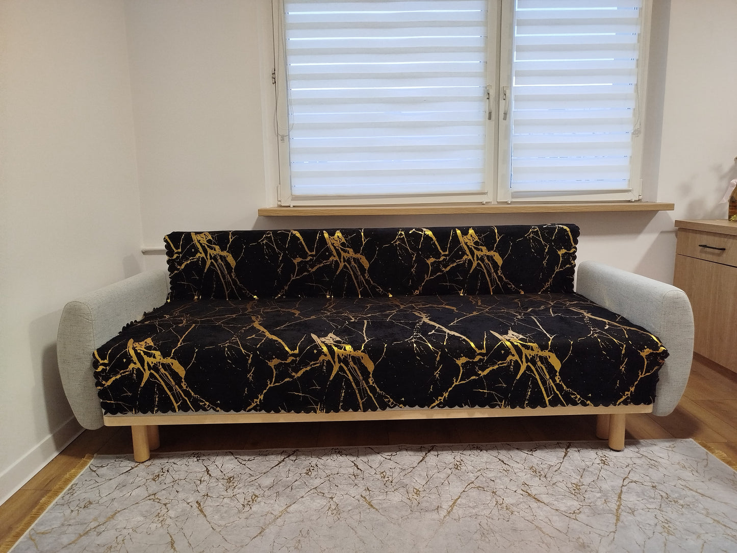 Narzuta na sofę 170x220 cm- kolor czarno-złoty, bawełniany i antypoślizgowy