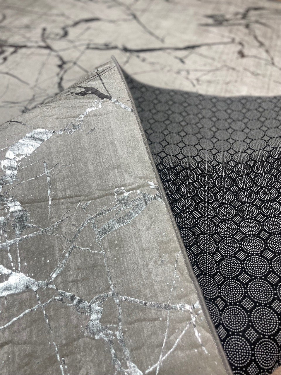 Dywan 160×230 cm – Antypoślizgowy, podstawa z gąbki 4 mm – Kremowo-Srebrny