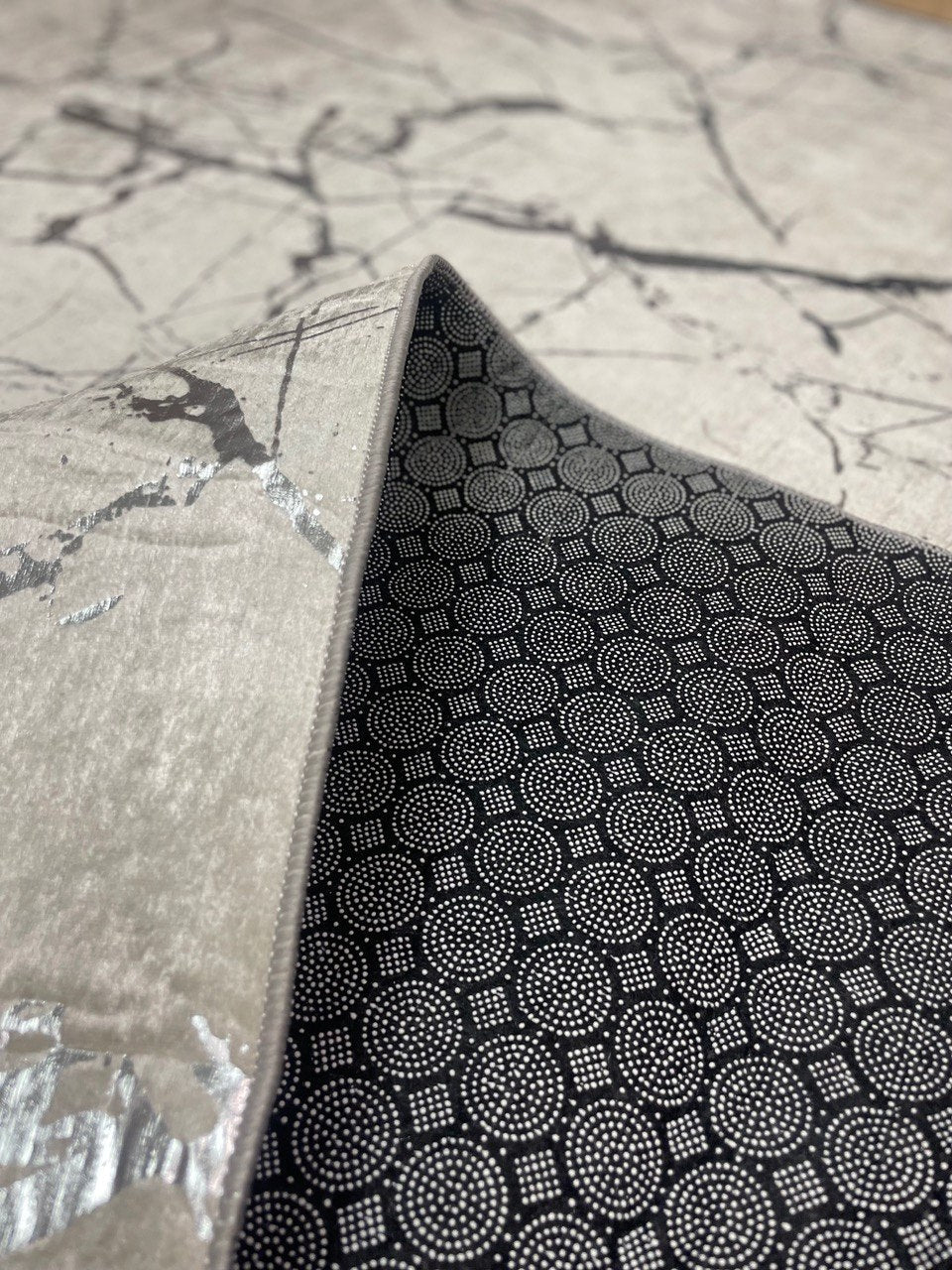 Dywan 160×230 cm – Antypoślizgowy, podstawa z gąbki 4 mm – Kremowo-Srebrny