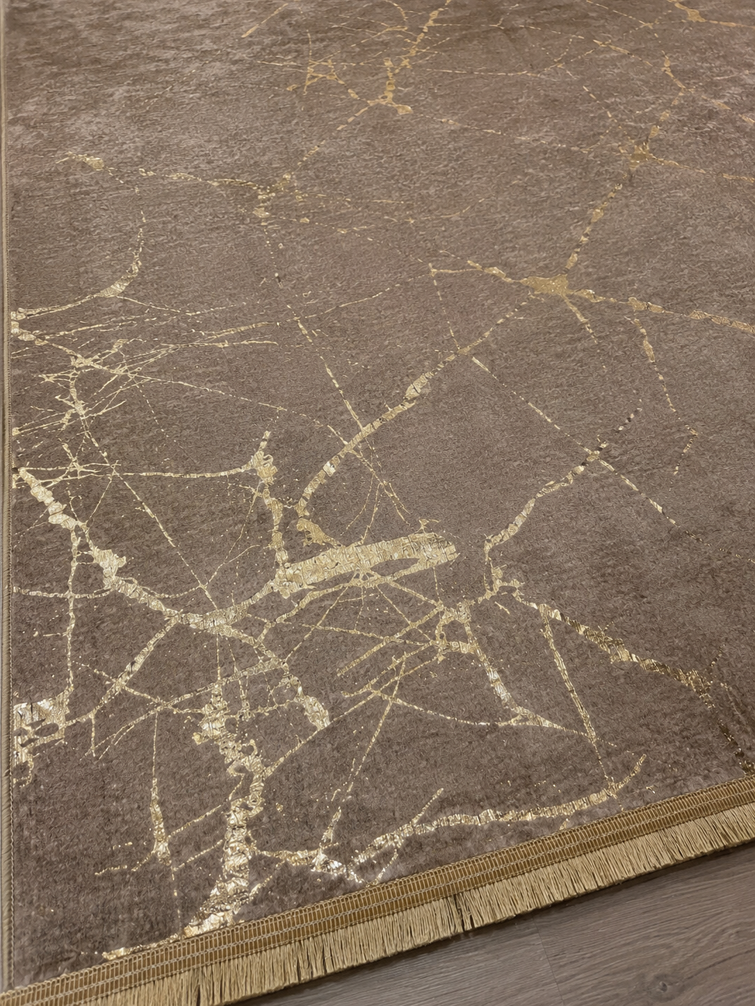 Dywan 160×230 cm – Antypoślizgowy, podstawa z gąbki 4 mm – Cappuccino i Złoty