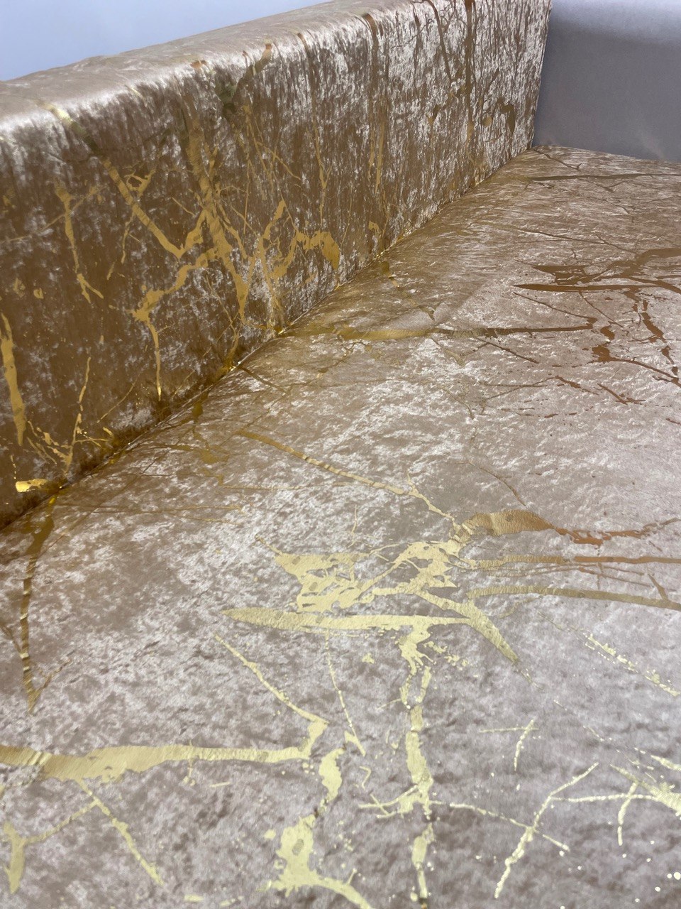 Antypoślizgowy Pokrowiec na Sofę z Gąbką - 170x210 cm - Cappuccino i Złoty