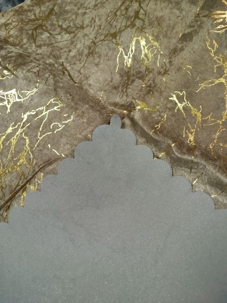 Protišmykový poťah na pohovku - 170x210 cm - Cappuccino a zlatá